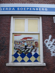 849012 Afbeelding van een van de vensters van de voormalige buurtsupermarkt van Gert en Gerda Soepenberg (Weerdsingel ...